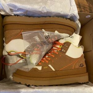 UGG Highland Hi Heritage US Sz 7, brand new in box